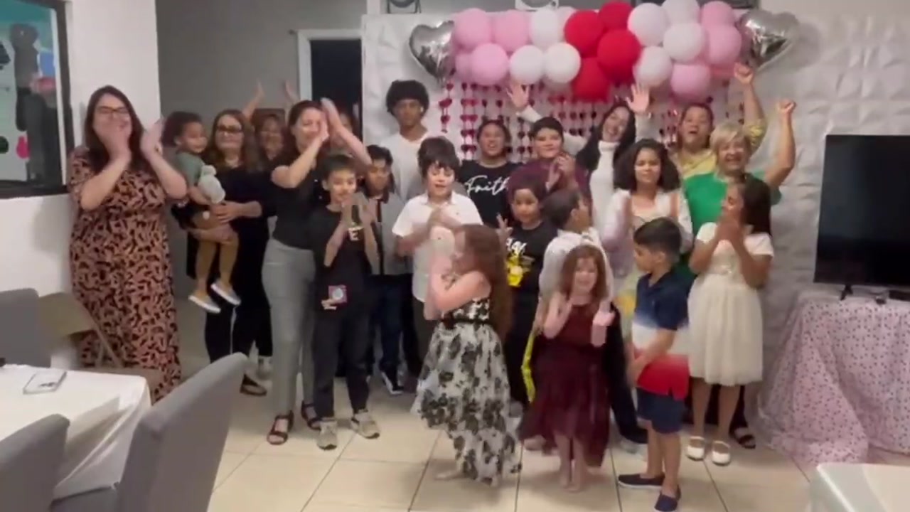 Más de veinte niños de la iglesia saludando durante una actividad del grupo