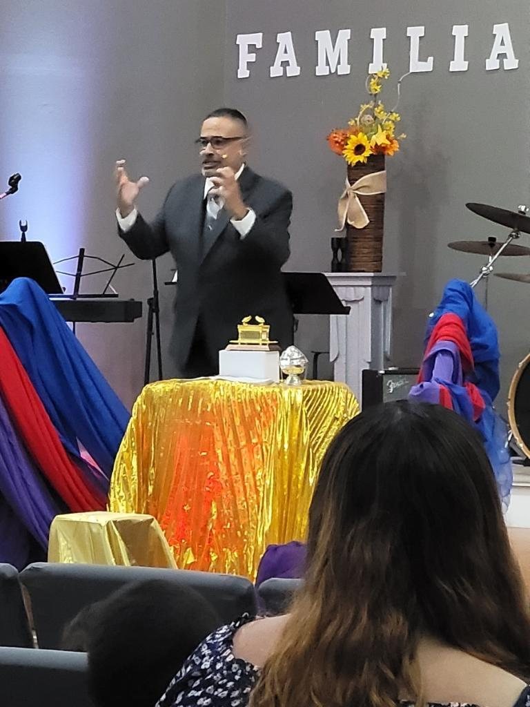 El Pastor Eric predicando un domingo
