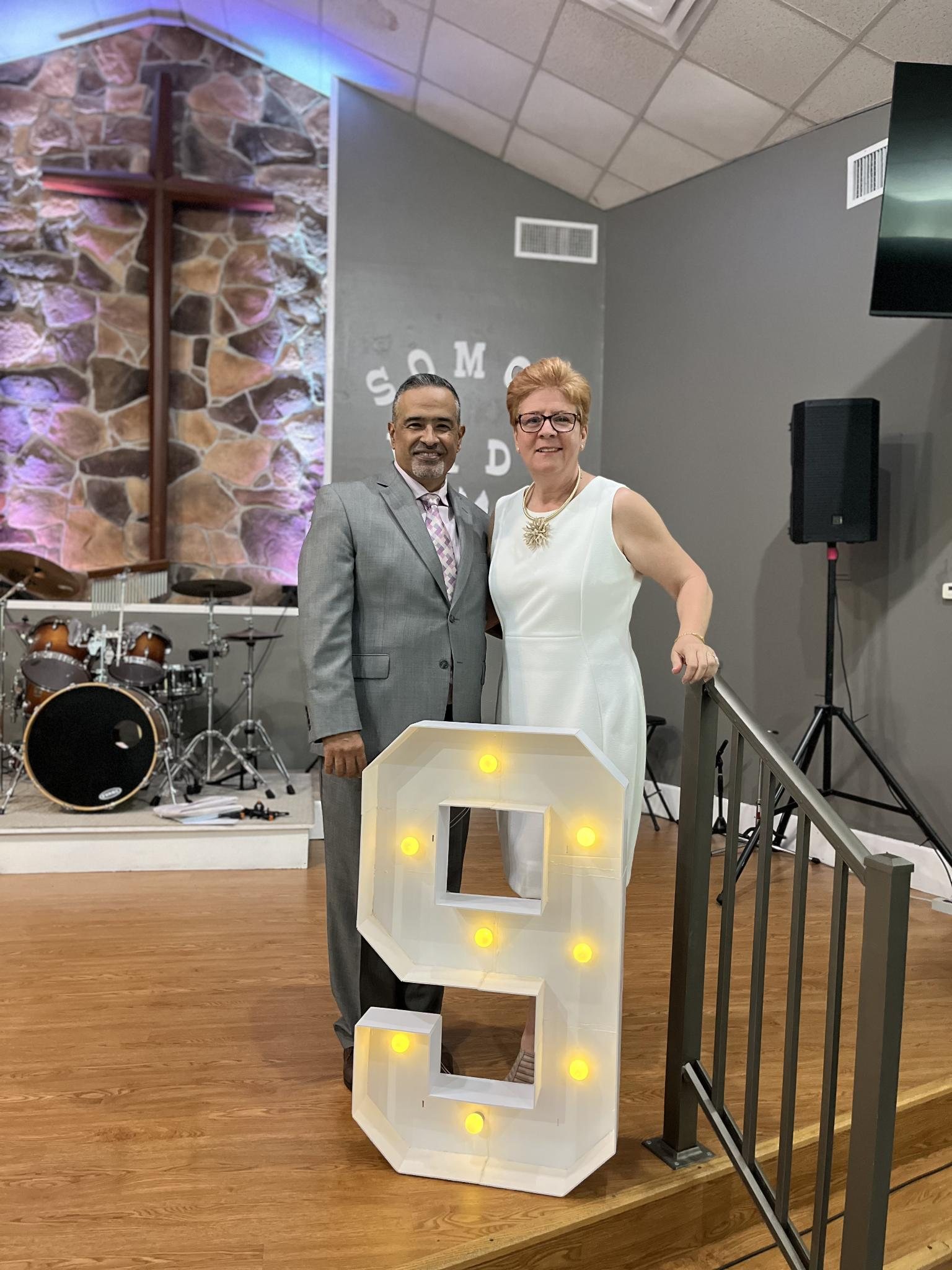 Los pastores celebrando un aniversario de la iglesia